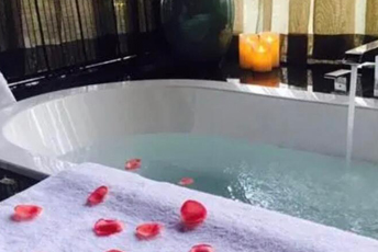 深圳福田区水疗池中的失重冥想：当身体学会漂浮